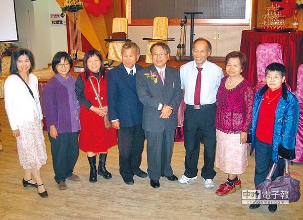 蔣月惠家有8個兄弟姊妹，各自有不同宗教信仰卻感情很好，照片由右自左按照年齡排序為蔣月英、蔣月嬌、蔣仁文、蔣仁泉、蔣仁山、蔣月惠、蔣月鳳、蔣月華。（蔣月惠提供）
