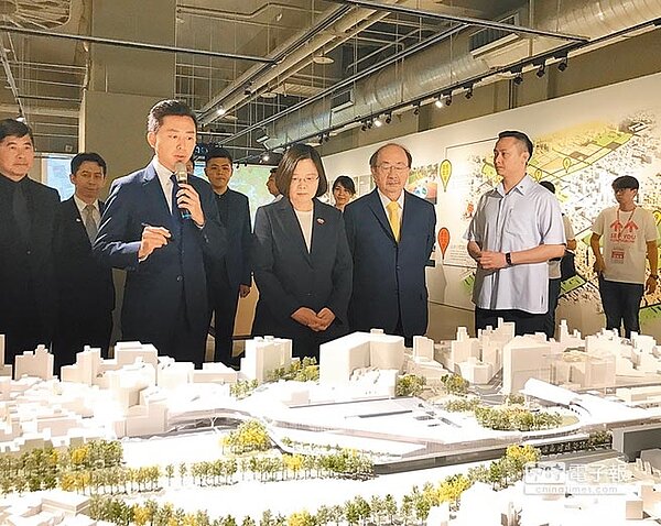 新竹300博覽會昨開幕，蔡英文總統在新竹市長林智堅（左二）陪同下出席盛會。圖／新竹市政府提供
