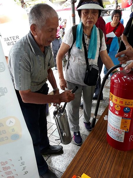 民眾體驗初期滅火四步驟 「 拉、瞄、壓、掃」。記者蕭雅娟/翻攝
