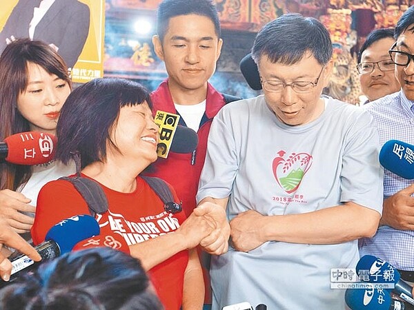 台北市長柯文哲(右)21日參加「2018年北投割稻趣體驗活動」祭天儀式,屏東縣議員蔣月惠(左)突來現場只為見柯文哲一面,蔣月惠原想再次擁抱,但在柯文哲略顯尷尬的婉拒後,以握手來表達見到面的興奮。(杜宜諳攝)