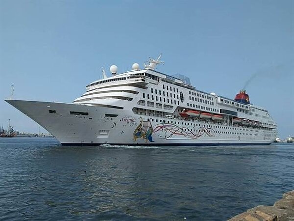 麗星郵輪處女星號又因6月底排放廢氣超標,21日遭基隆市環保局依違反《空汙法》開罰10萬元。(曹明正攝)
