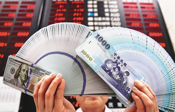 今年紅包可望多一點!主計總處昨日上俢今年經濟成長率至2.42%,加上政府推動全面加薪,農曆年前再度湧出現鈔提領高峰潮。 聯合報系資料照