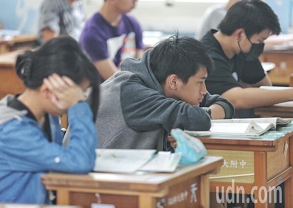 少子化衝擊,未來每一年還會以1至2千人的人數持續往下減少,預估要到114學年新生數僅剩18萬。許多私立學校面臨招生不足的窘境,教育部統計102至107學年,5年共有13間私立高中職退場,其中107學年申請停辦停招的私中就高達7間。本報資料照