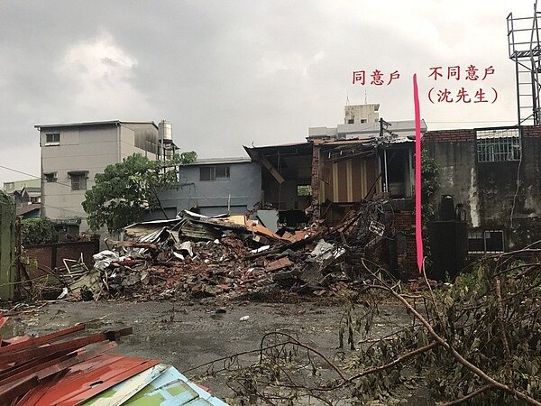 屏東縣政府本月16日執行屏東市公勇路拓寬拆除工程,縣府說明當天計畫拆除3戶已搬遷的同意戶,有向縣議員蔣月惠說明清楚沒有要拆除不同意戶。 記者潘欣中/攝影