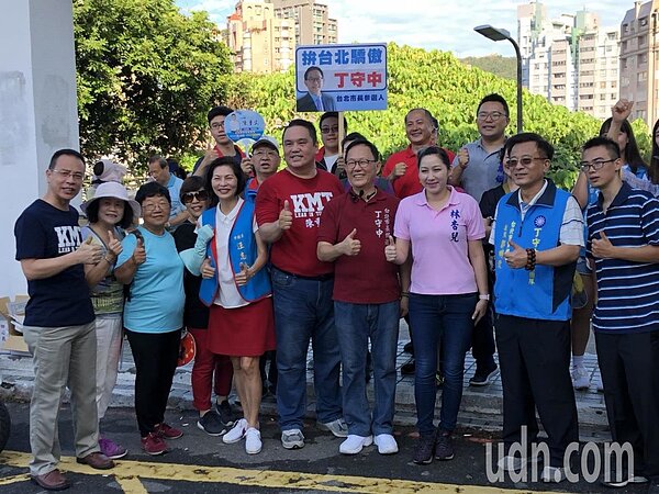 國民黨台北市長參選人丁守中近來頻走基層,爭取曝光,今一早在市議員陳重文、汪志冰、市議員參選人張斯綱、林杏兒等人的陪同下,一連走訪天母公園、天母運動公園、士東市場、蘭雅市場等地。記者邱瓊玉/攝影