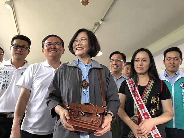 總統蔡英文展開兩天一夜台東之旅,今(22)日前往台東糖廠文創空間拚經濟,總共花了一萬多元,其中花5,800元購買手工皮革側背包,笑稱要把國家機密都放在裡面,隨後還向媒體展示並說「最好的被我買走了」。 記者丘采薇/攝影