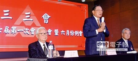 三三會6月舉行例會並改選理監事,由現任會長江丙坤(中)宣布由許勝雄(右)接下新任會長。台積電創辦人張忠謀(左)受邀出席演說。許勝雄並有意將「三三青年會」的功能放大、發揮。圖/王德為