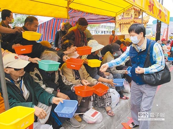 貧富差距擴大，有錢人一擲千金，但窮人需努力求溫飽。（本報資料照片）
