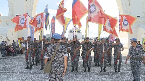 台灣軍政府等退伍軍人、藍天行動聯盟與拔菜等團體，號召民眾穿著迷彩服至中正紀念堂，並嚴厲譴責獨派青年向蔣公銅像潑紅漆。記者徐宇威／攝影 