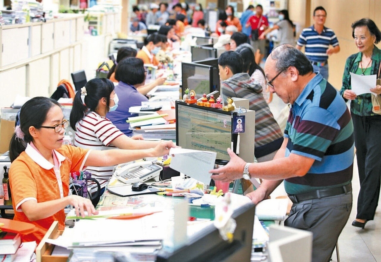 財政部分析今年申報繳稅狀況發現，最低稅負申報件數成長五成、金額成長六成，變動很大。 圖／聯合報系資料照片