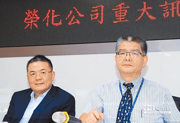 榮化發言人魏正誠(右)22日表示與國際投資機構KKR簽署股份轉換協議,左為總經理劉文龍。(王英豪攝)