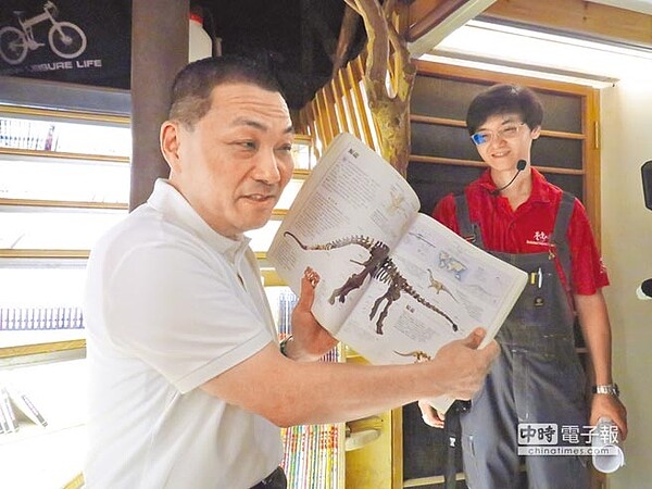 國民黨新北市長參選人侯友宜22日前往石碇區「螢火蟲公益書屋」參訪,侯友宜在書屋內介紹書籍。 (葉書宏攝)