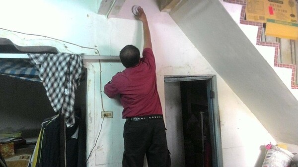 梓官消防分隊員免費幫弱勢家庭安置住警器,重視居家防火安全。圖/梓官消防分隊提供