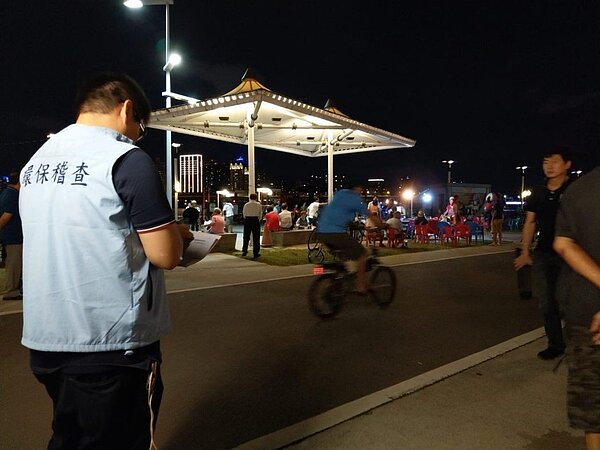 北市環保局稽查街頭藝人展演音量。圖/台北市環保局提供