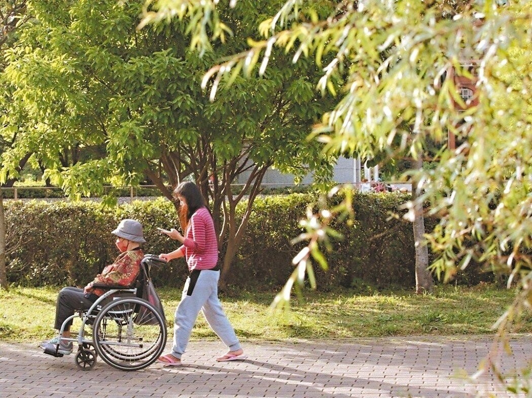 為了鼓勵長者多多走出門,台北市府社會局研擬擴大敬老卡補貼方案。 圖/聯合報系資料照片
