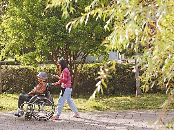 為了鼓勵長者多多走出門,台北市府社會局研擬擴大敬老卡補貼方案。 圖/聯合報系資料照片