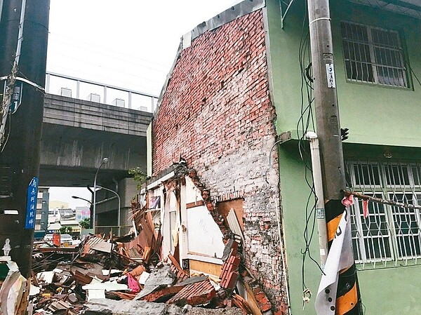 屏縣府表示,由於屏東市公勇路拆遷戶的房舍均為相連,必須使用乙炔來分割不同意戶及同意戶牆壁,才能確保不會影響到不同意戶的房子結構。圖/屏東縣政府提供