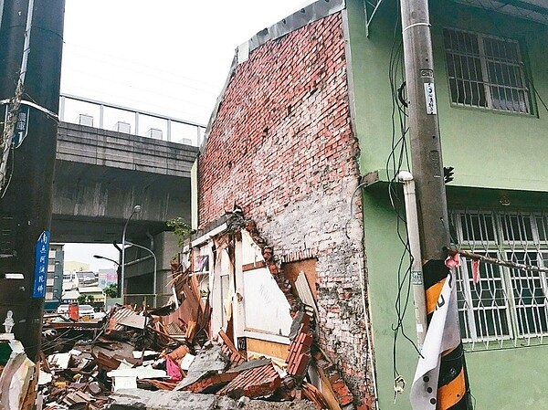 屏縣府表示，由於屏東市公勇路拆遷戶的房舍均為相連，必須使用乙炔來分割不同意戶及同意戶牆壁，才能確保不會影響到不同意戶的房子結構。圖／屏東縣政府提供
