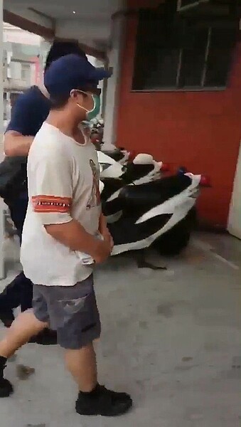 謝姓男子搭文湖線時向後方伸手偷摸女子屁股。記者林孟潔/翻攝