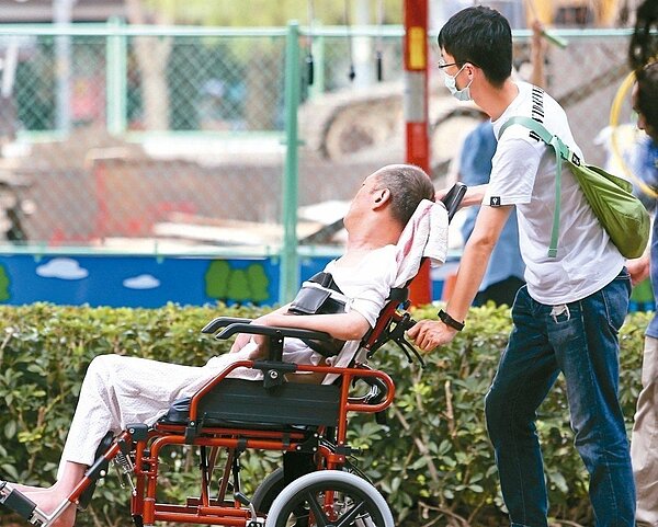 要讓長照服務進入家庭,家庭照顧者關懷總會呼籲,勞動部可考慮使用就業安定基金,仿效日本研議九十三天的「顧老假」,讓在職照顧者利用資源、安排照顧。 記者侯永全/攝影