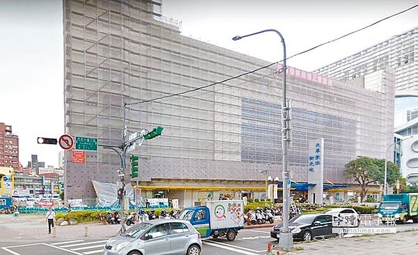 光華新天地外牆因為市府搞烏龍，竟有1年半無法招租廣告，造成超過千萬元的損失。（議員黃珊珊研究室提供）
