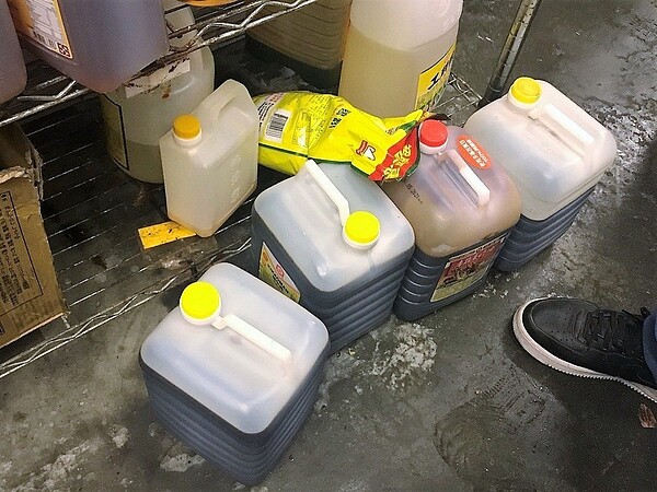 台中市食品藥物安全處日前配合行政院消保處進行燒烤業聯合稽查,查出位於公益路的「燒肉風間」乾料庫房內食材未離地。 圖/台中市食品藥物安全處提供