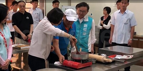 稍早蔡總統到池上觀光工廠購買名產,並親自體驗做「米香」,不過途中陪同的農委會主委林聰賢突然說,「這個(米香)中元普渡要拜整箱。」圖擷取自UDN TV