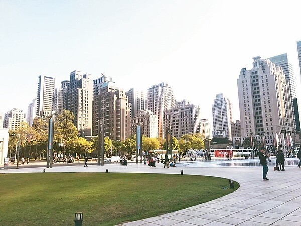 台中市一名婦人控訴，簽約前房仲表示可將房子登記兒子名下，事後卻因兒子未成年出現貸款問題，房仲不僅不處理，還讓屋主反過來要求婦人支付144萬違約金。示意圖，圖片來源／聯合報系
