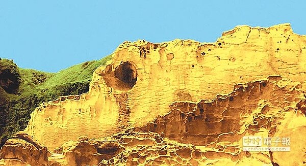 基隆市和平島公園內的阿拉寶灣,擁有絕美的奇岩異石,將在8月4日重新開放,圖為鱷魚岩淚。(北觀處提供)