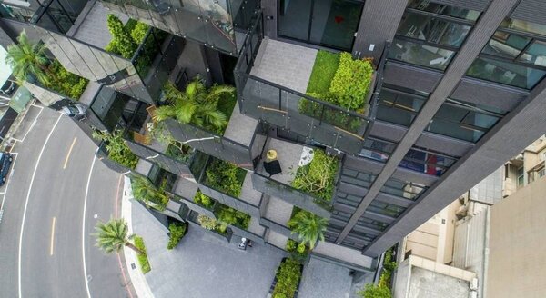 「高雄厝」的垂直森林讓建築物呼吸，有能力面對極端氣候變遷的挑戰，居住其間，讓人住得更舒適。