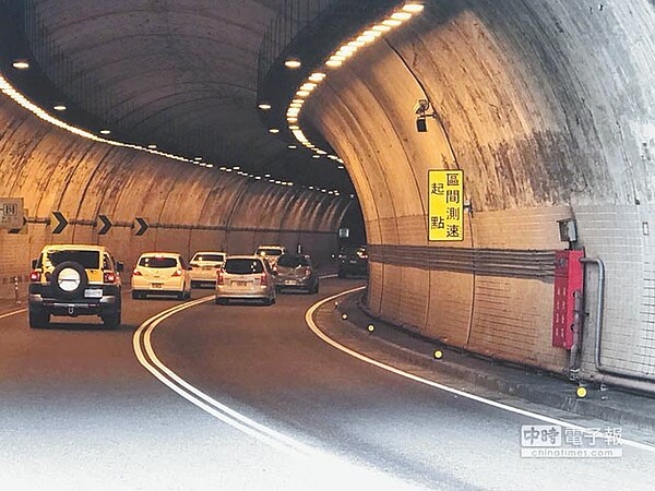 新北市警局交通大隊自今年7月1日起在萬里隧道實施「平均速率」執法,1日至22日共開出2140張超速罰單。(葉書宏翻攝)