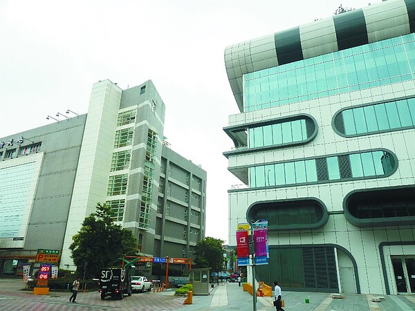 台北資訊園區(圖右)與光華數位新天地間,將興建兩座人行空橋,串連商機。(記者周志豪/攝影)