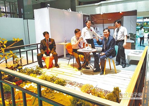 「高雄厝聯合設計展暨綠建築大獎」23日頒獎,高巿府工務局長蔡長展(左二)與高雄市都計技師公會理事長張貴財(左)、高雄市建築師公會理事長鄭純茂(右二)體驗1:1,深度3米的高雄厝景觀陽台。(曹明正攝)