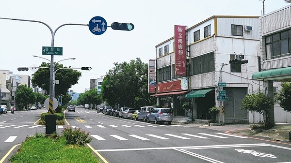 苗栗市國華路機車要兩段左轉啟賢街，路口卻沒有停等區。 記者范榮達／攝影