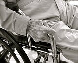 長照2.0實施一年　仍有4成照服員「做公德」