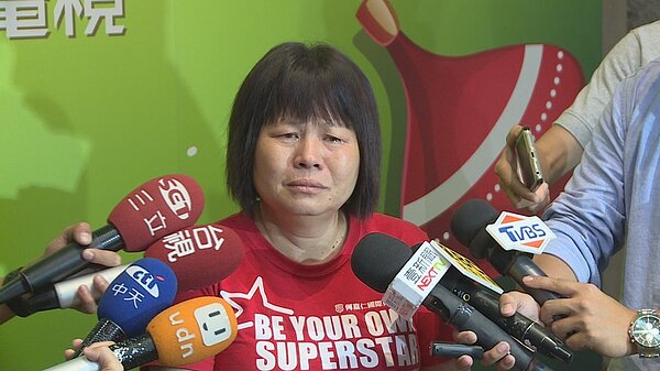 屏東縣議員蔣月惠參加政論節目錄影,親友希望她趕快回屏東,不要被媒體操弄。攝影/記者王彥鈞