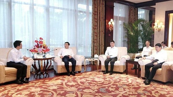 黃健庭(左)今年6月5日利用前往大陸廈門參加海峽論壇之便,行銷台東鳳梨,獲得大陸福建省委書記于偉國(左二)承諾福建省將採購500公噸台東鳳梨。記者羅紹平/翻攝