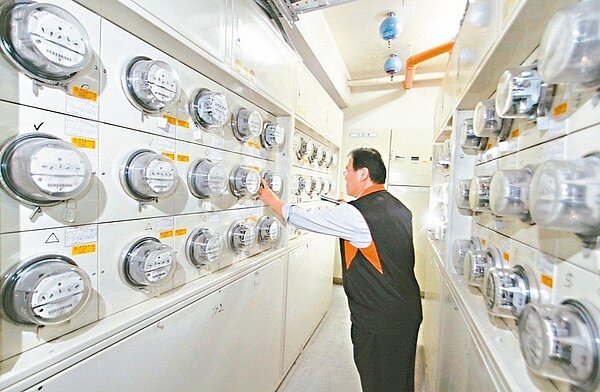 新台幣走貶導致能源進口價格上漲,引發電價上漲疑慮,據指出,經濟部已擬出三套劇本緩漲,避免影響年底選舉。 圖/聯合報系資料照片