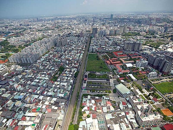 長長的台南鐵路將台南市區一分為二，造成前站、後站之隔。圖／台南市政府提供