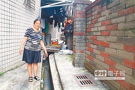 楓林渡大樓住戶謝太太不滿公共汙水下水道承包廠商未好好與住戶溝通,水利局更以錯誤地籍圖誤導住戶土地偏移,造成住戶困擾。(譚宇哲攝)