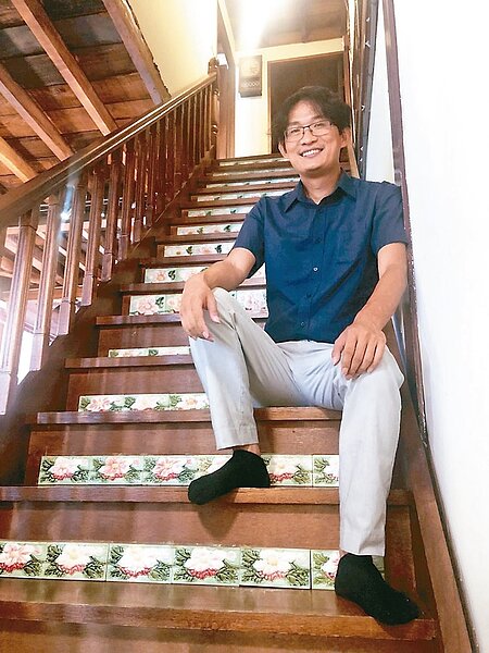 徐嘉彬不忍美麗花磚隨古厝拆除消失,花20年全台跑透透,只為搶救老花磚。 記者王慧瑛/攝影