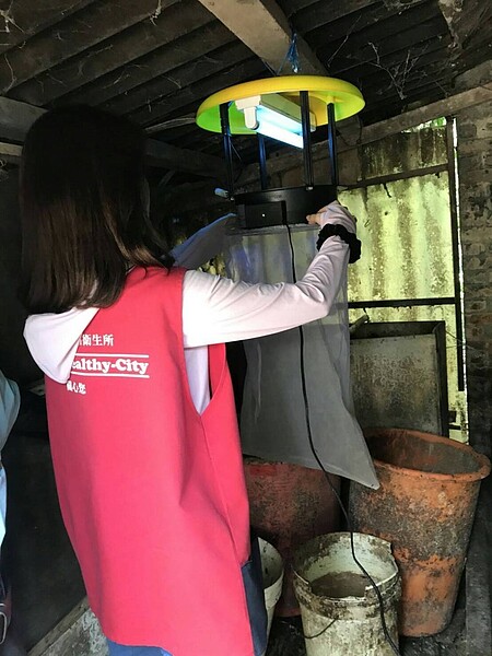 桃園市今日新增1例日本腦炎病例,居住於觀音區52歲男性,住家附近有水稻田、灌溉溝渠及豬舍等,衛生局已前往住家附近豬舍懸掛誘蚊燈,進行減蚊防治措施,並針對附近居民進行衛教宣導。圖/衛生局提供