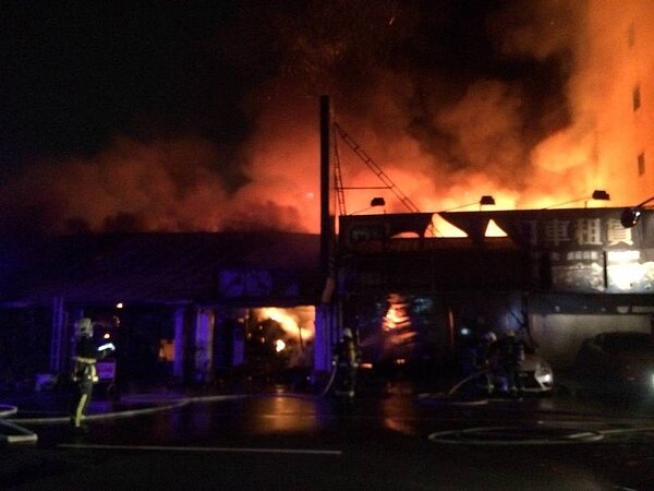 台中市今凌晨大火,4人嗆傷,燒毀11輛車。記者游振昇/翻攝