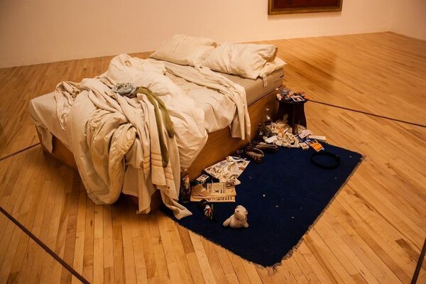 英國藝術家翠西．艾敏的作品「我的床」拍賣價格達到1億3000多萬元。圖／取自臉書
