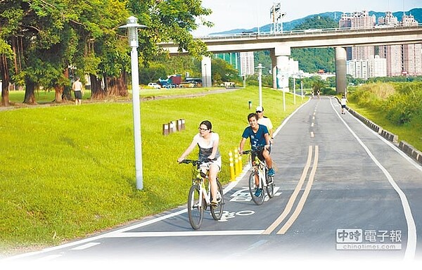 河濱公園早已成為新北市民休閒遊憩的所在。（本報資料照片）