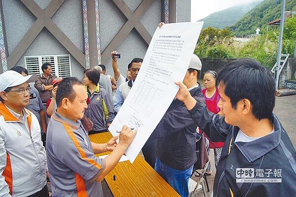 銅門部落會議主席鍾德光(前排左二),此為資料照。(阮迺閎攝)