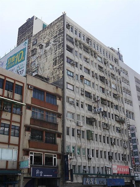 基隆市中正路上的永隆大樓,屋齡約42年,近期獲得內政部營建署同意補助都更經費,將進行老屋拉皮工程,成為基隆市首件獲得營建署補助的案子。(張穎齊攝)