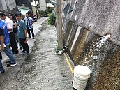 自來水漏流3年馬路變水溝　居民：浪費幾百個游泳池水？　