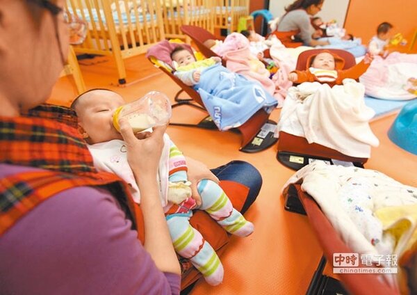 行政院昨通過「少子化對策計畫」，其中0到2歲幼兒送準公共化保母及托嬰中心，每月補助6000元。（本報資料照片）