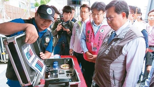 桃園市環保局與交通大學,合作研發移動式水質連續自動監測設備,稽查員帶著007手提箱,可在20分鐘內完成一次採樣、檢測及數據傳送。 記者張弘昌/攝影